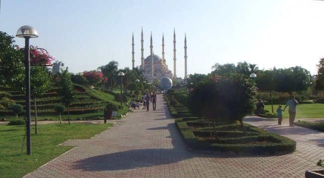Центральный парк Меркез, вдали мечеть Сабанджы-Меркез