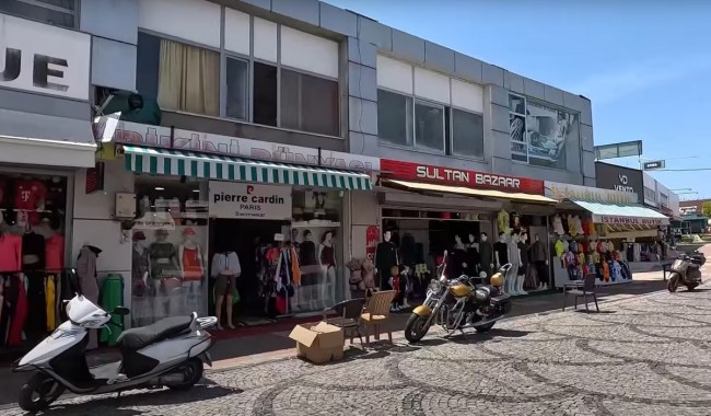 Лавки на прогулочной улице