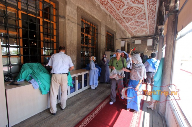 На входе в мечеть можно взять платки и юбки