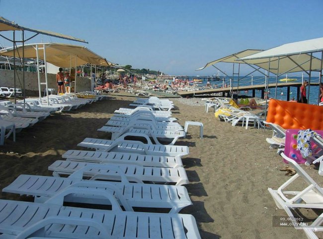 Пляж рядом с отелем Eldar Resort