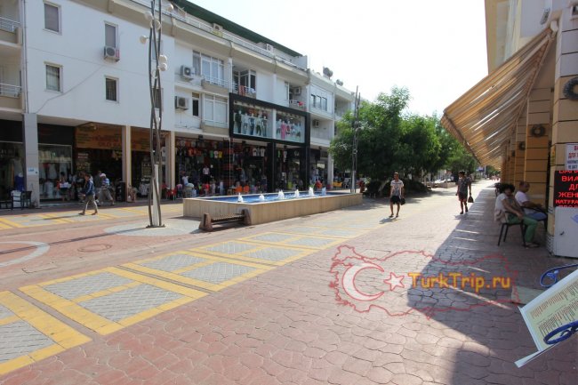 Главная торговая улица в городе Кемер