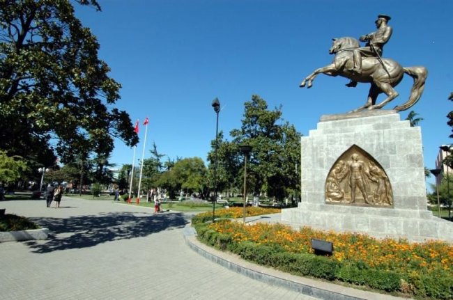 Статуя Ататюрка в парке