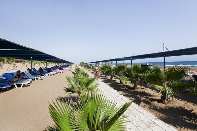Пляж рядом с отелем Club Grand Aqua