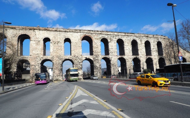 Под акведуком проходит бульвар Ататюрка
