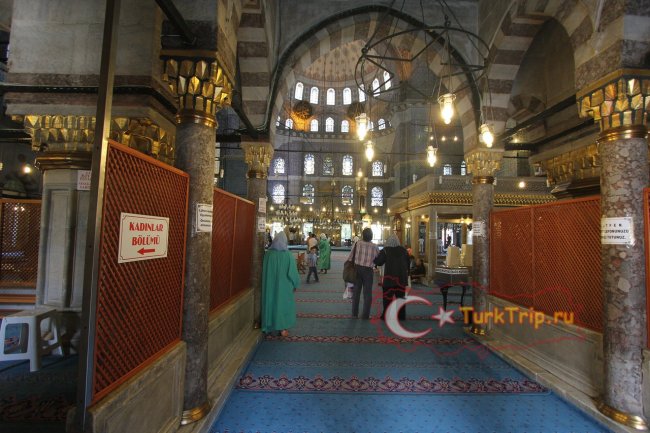 Главный вход в мечеть