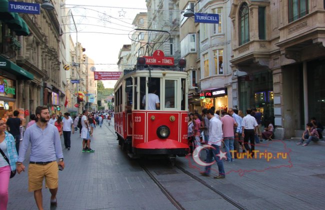 Исторический трамвай на улице Истикляль